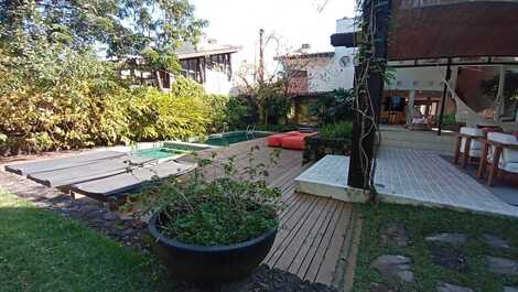 Casa de alto estándar en alquiler en Praia da Baleia - Comunidad cerrada.