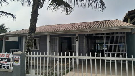 Casa para aluguel de temporada em Itapoá (Barra do Saí)