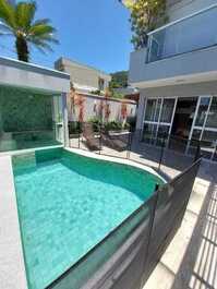 House in a condominium on Avenida da Praia in the prime corner of Juquehy