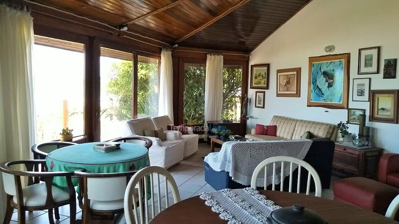 Casa para aluguel de temporada em Bombinhas (Praia de Bombas)