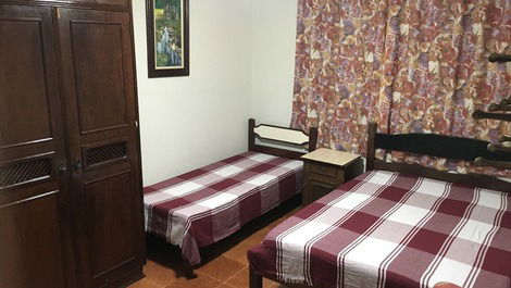 Quarto 3 - suíte com cama de casal e cama de solteiro