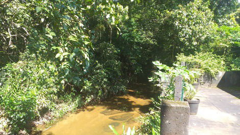 Riacho de montanha ao lado