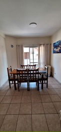 Sala de jantar com vista para varanda 