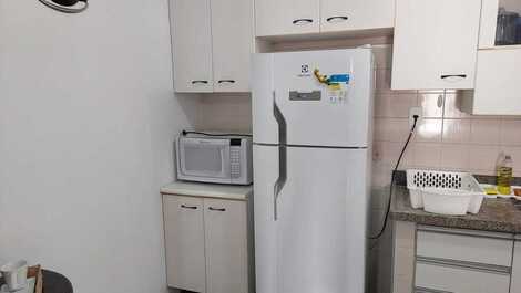 Micro-ondas e geladeira 