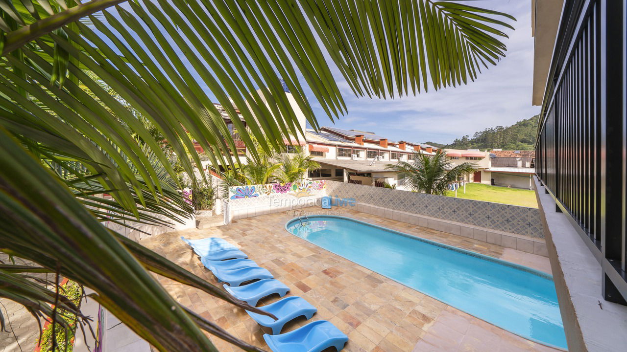 Casa para aluguel de temporada em Bombinhas (Praia de Canto Grande Mar Sem Ondas)