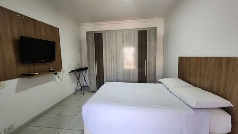 Flat 1 block from Pitangueiras Beach - air conditioning - 6 people