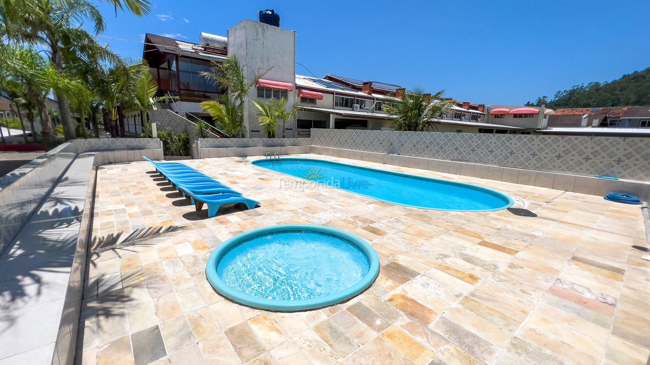 Casa para aluguel de temporada em Bombinhas (Praia de Canto Grande Mar Sem Ondas)