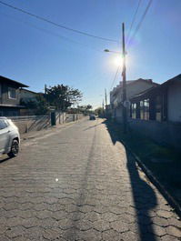 ÓTIMA CASA TÉRREA Á 50M DO MAR, 2 QUARTOS COM AC E POSSUI CISTERNA.