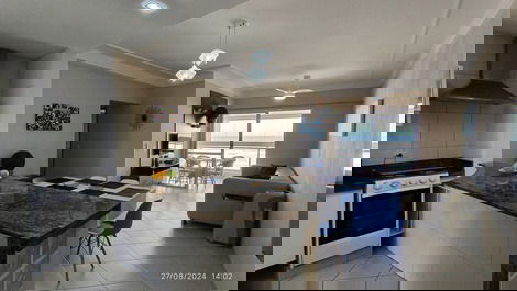 Cozinha, sala de jantar, sala de estar e vista da sacada