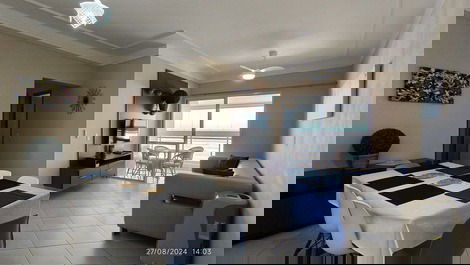 Sala de jantar, sala de estar e vista parcial da sacada