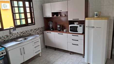 House for 4 people in the best region of Martim de Sá, 400m from the beach.