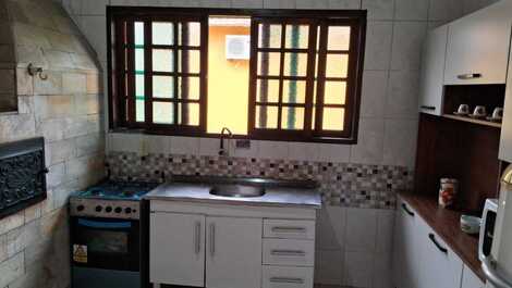 House for 4 people in the best region of Martim de Sá, 400m from the beach.