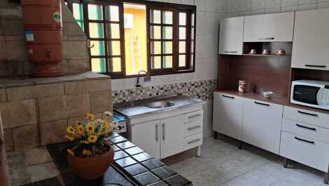 House for 4 people in the best region of Martim de Sá, 400m from the beach.