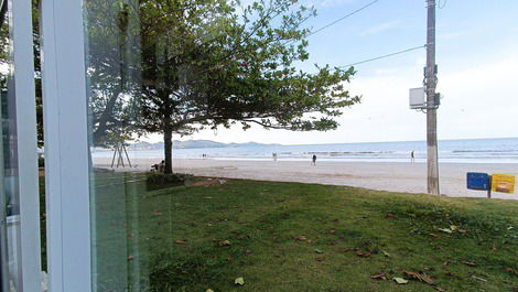 LINDA CASA PÉ NA AREIA BALNEÁRIO PEREQUÊ