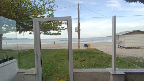 LINDA CASA PÉ NA AREIA BALNEÁRIO PEREQUÊ