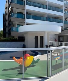 204 Apartamento en edificio con vista lateral a la playa y piscina.