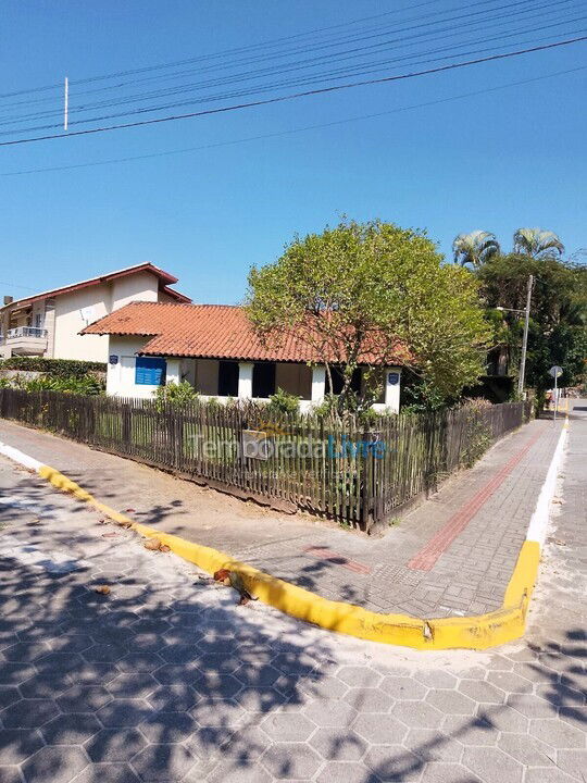 Casa para aluguel de temporada em Bombinhas (Canto de Bombas)