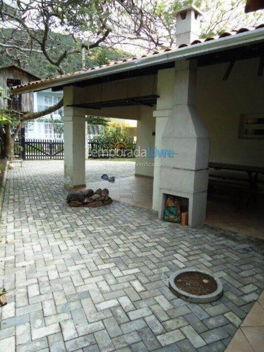 Casa para aluguel de temporada em Bombinhas (Canto de Bombas)