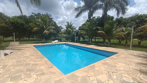 Chácara com linda piscina e campo de futebol LT0047