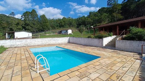 Sítio com 5 suítes, piscina e área gourmet LT0051