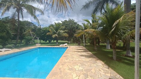 Chácara com linda piscina e campo de futebol LT0047