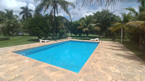 Chácara com linda piscina e campo de futebol LT0047