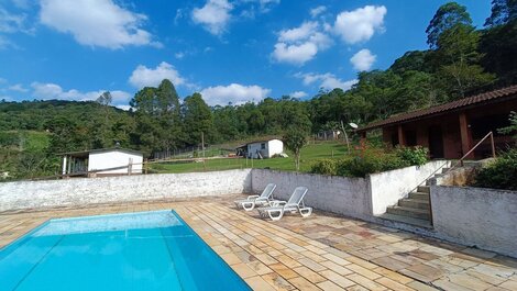 Sítio com 5 suítes, piscina e área gourmet LT0051