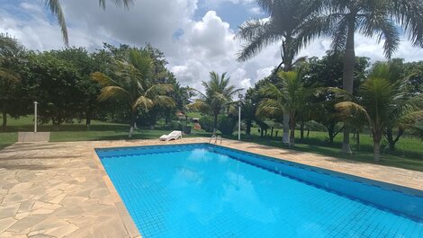 Chácara com linda piscina e campo de futebol LT0047