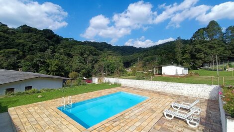 Sítio com 5 suítes, piscina e área gourmet LT0051