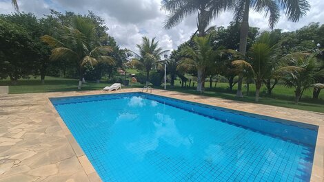 Chácara com linda piscina e campo de futebol LT0047