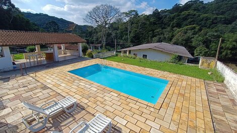 Sítio com 5 suítes, piscina e área gourmet LT0051