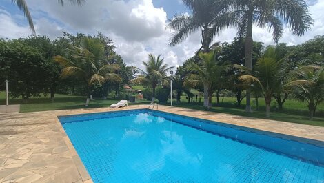 Chácara com linda piscina e campo de futebol LT0047