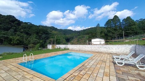 Sítio com 5 suítes, piscina e área gourmet LT0051