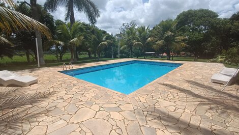 Chácara com linda piscina e campo de futebol LT0047