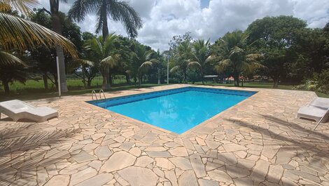 Chácara com linda piscina e campo de futebol LT0047