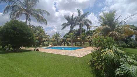 Chácara com linda piscina e campo de futebol LT0047