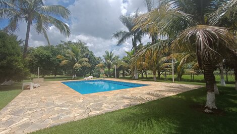 Chácara com linda piscina e campo de futebol LT0047