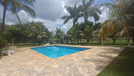 Chácara com linda piscina e campo de futebol LT0047