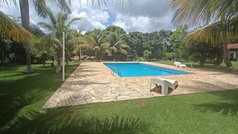 Chácara com linda piscina e campo de futebol LT0047