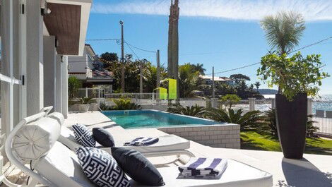 Casa junto al mar con piscina en el corazón de Bombinhas