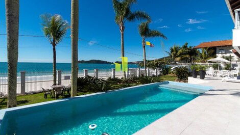 Beachfront House with Pool in the heart of Bombinhas