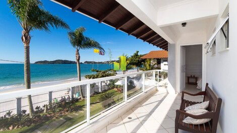 Beachfront House with Pool in the heart of Bombinhas