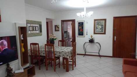 HERMOSO APARTAMENTO DE 3 DORMITORIOS, CERCA DEL COMERCIO RUSSI.