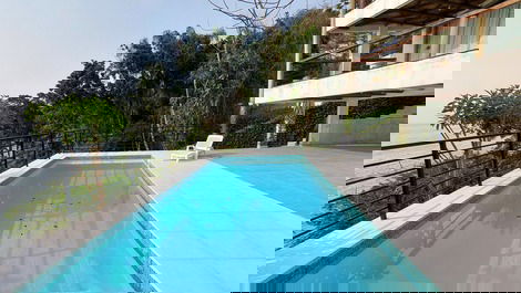 Casa a Beira in the center of Bombinhas with pool