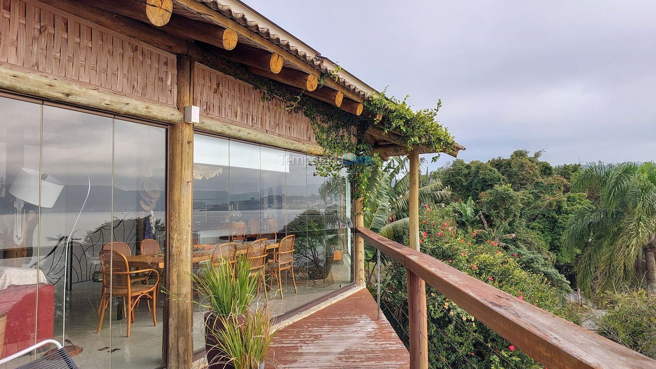 Casa para aluguel de temporada em Bombinhas (Praia de Bombinhas)