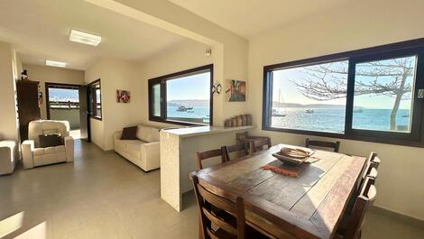 SEASIDE HOUSE ON BOMBINHAS BEACH (LAGOINHA)