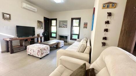 SEASIDE HOUSE ON BOMBINHAS BEACH (LAGOINHA)