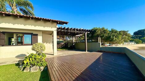 SEASIDE HOUSE ON BOMBINHAS BEACH (LAGOINHA)