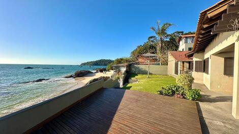 CASA FRENTE MAR NA PRAIA DE BOMBINHAS (LAGOINHA)