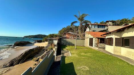 CASA FRENTE MAR NA PRAIA DE BOMBINHAS (LAGOINHA)